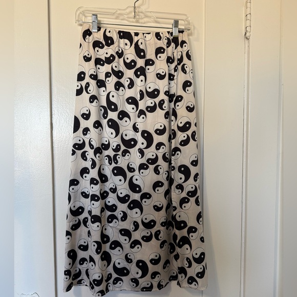 Dressed in LALA yin yang midi skirt - Picture 7 of 7
